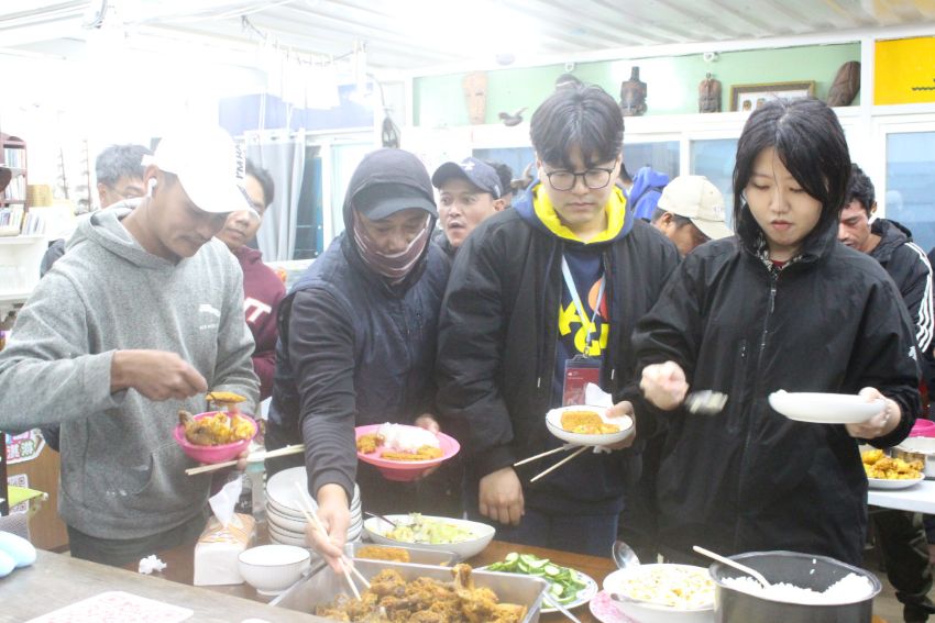 Magis 青年和漁工一起享用晚餐