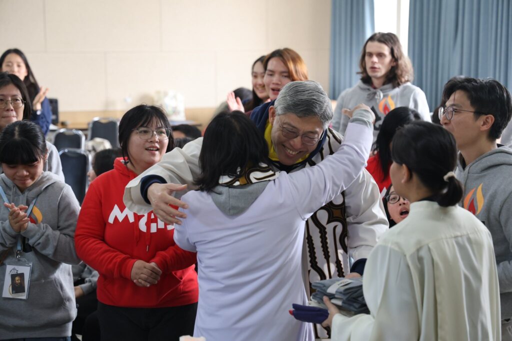 湯湧神父(右)和 KoKo 神父相擁