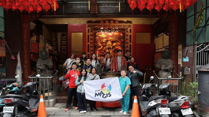 波蘭的寶拉(後排左三)與多元宗教體驗組的夥伴