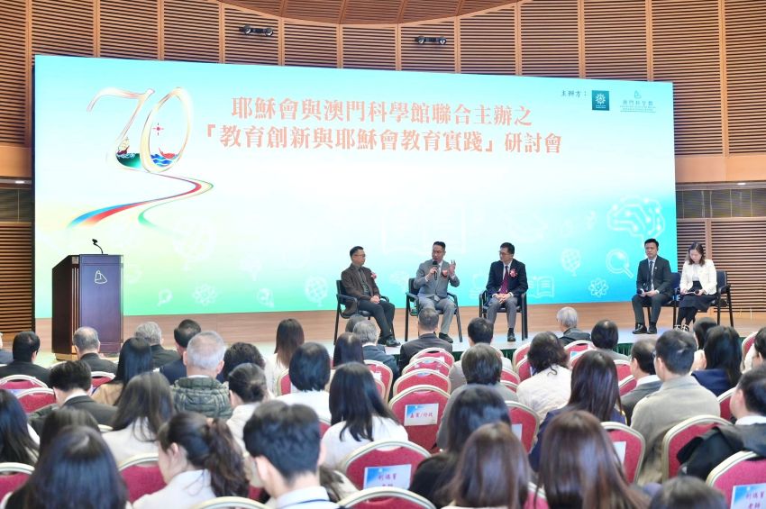 左起陳惠良先生、邵漢彬館長、蘇英麟博士