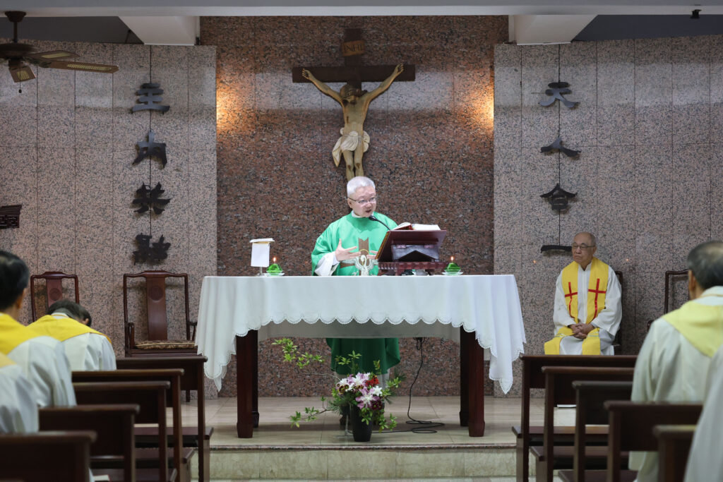 董澤龍神父主禮清晨彌撒