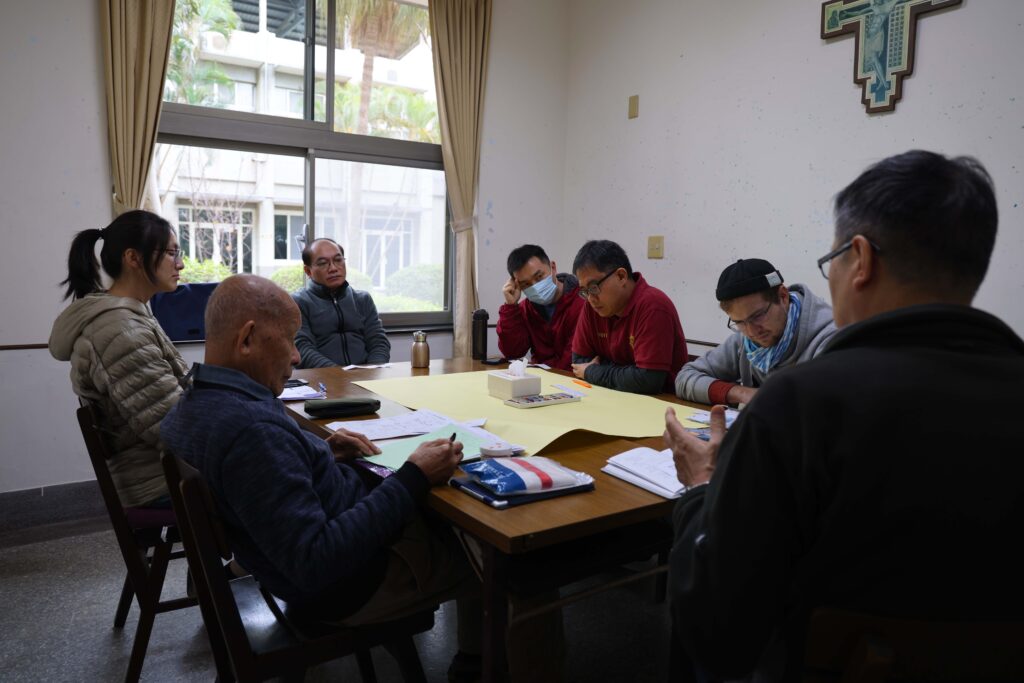 小組靈修交談並繪製海報