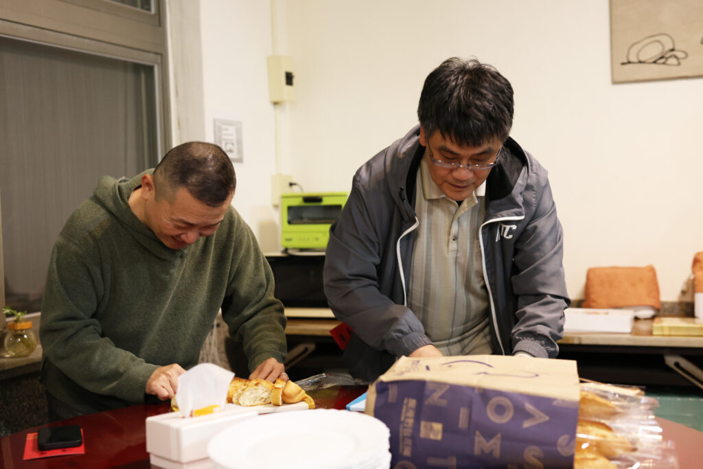 會士們在 Haustus 時喝一杯或吃點心 