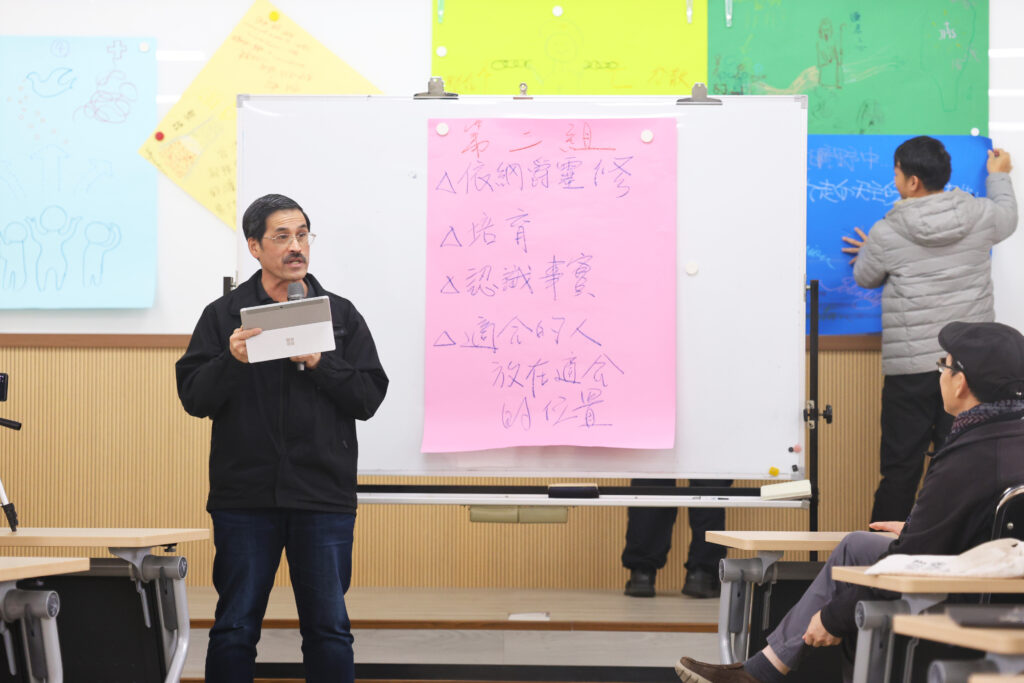 鄭家樂神父做小組報告