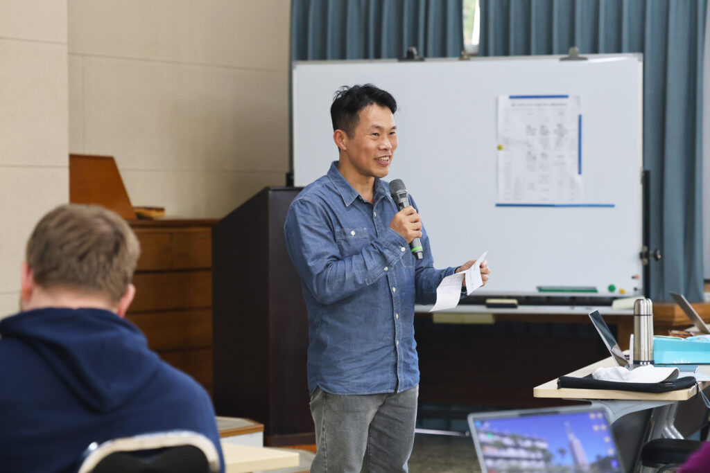 鄧立仁神父做小組報告