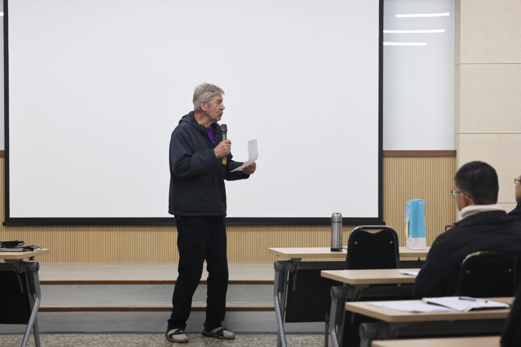 高立良神父做小組報告