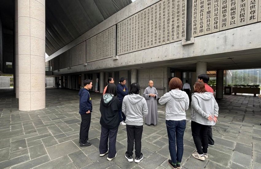 劉和光神父與多元宗教體驗組拜訪農禪寺