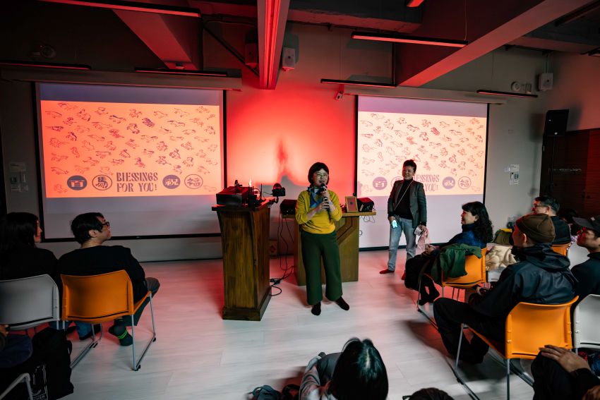 八里國小校長李瑩映背後即是應屆畢業生所繪的百馬圖