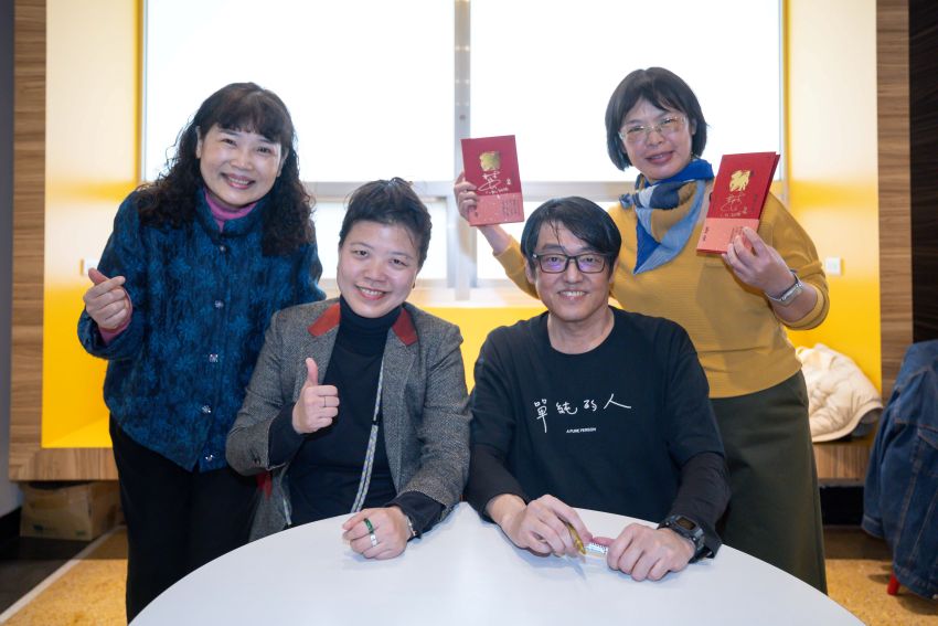 左起新事鍾佳伶執行長、好春陳佩琦設計師、林強先生、八里國小李瑩映校長