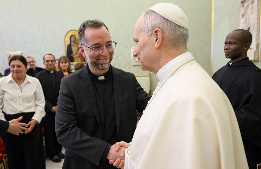 教宗全球祈禱網絡全球總輔導，耶穌會馮內斯神父(左)與教宗良十四世