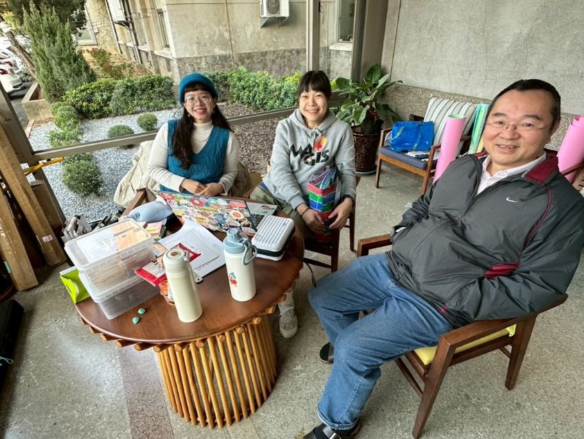 2026天主教青年週主辦人林薇 (ˊ中) 與主教團青年組陶鎮萱 (左)，以及靜山靈修中心主任李驊神父