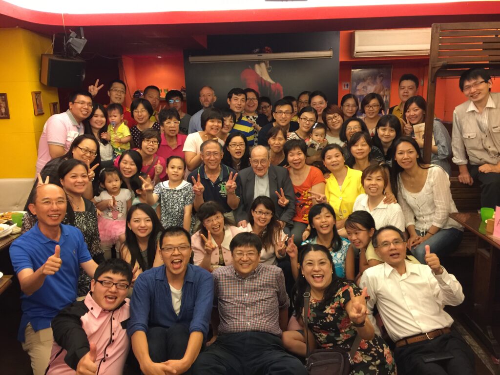 賴神父陪伴的北商光啟學生2015年為他慶生