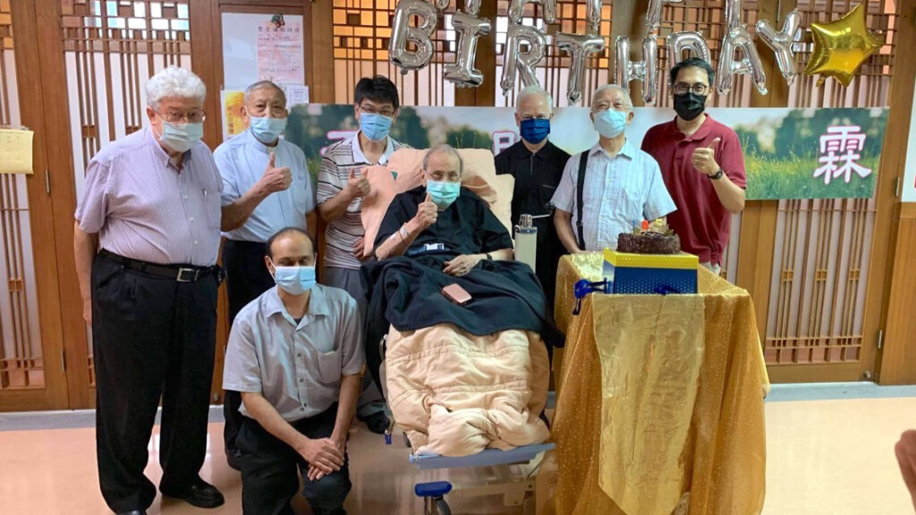 耶穌會弟兄們在醫院為賴神父慶祝105歲生日