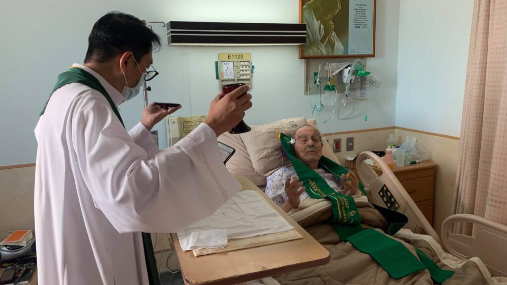 賴神父住院期間在病床上參與感恩祭 